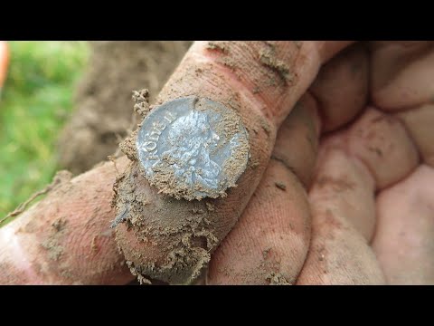 OMG! ? Heart-Stopping 1600's Silver Coin – Metal Detecting Ancient Britain